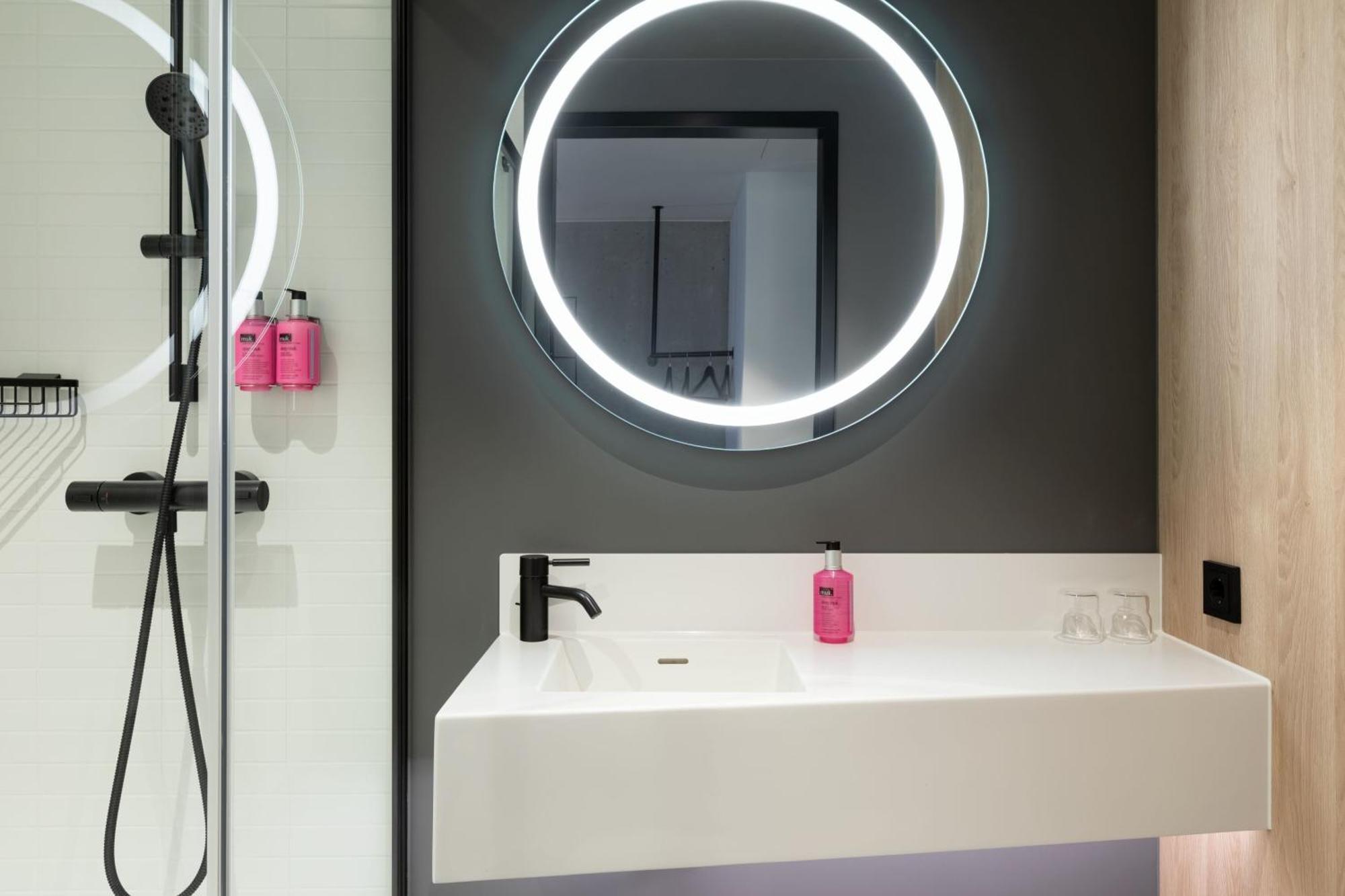 Moxy Outletcity Metzingen メッツィンゲン エクステリア 写真