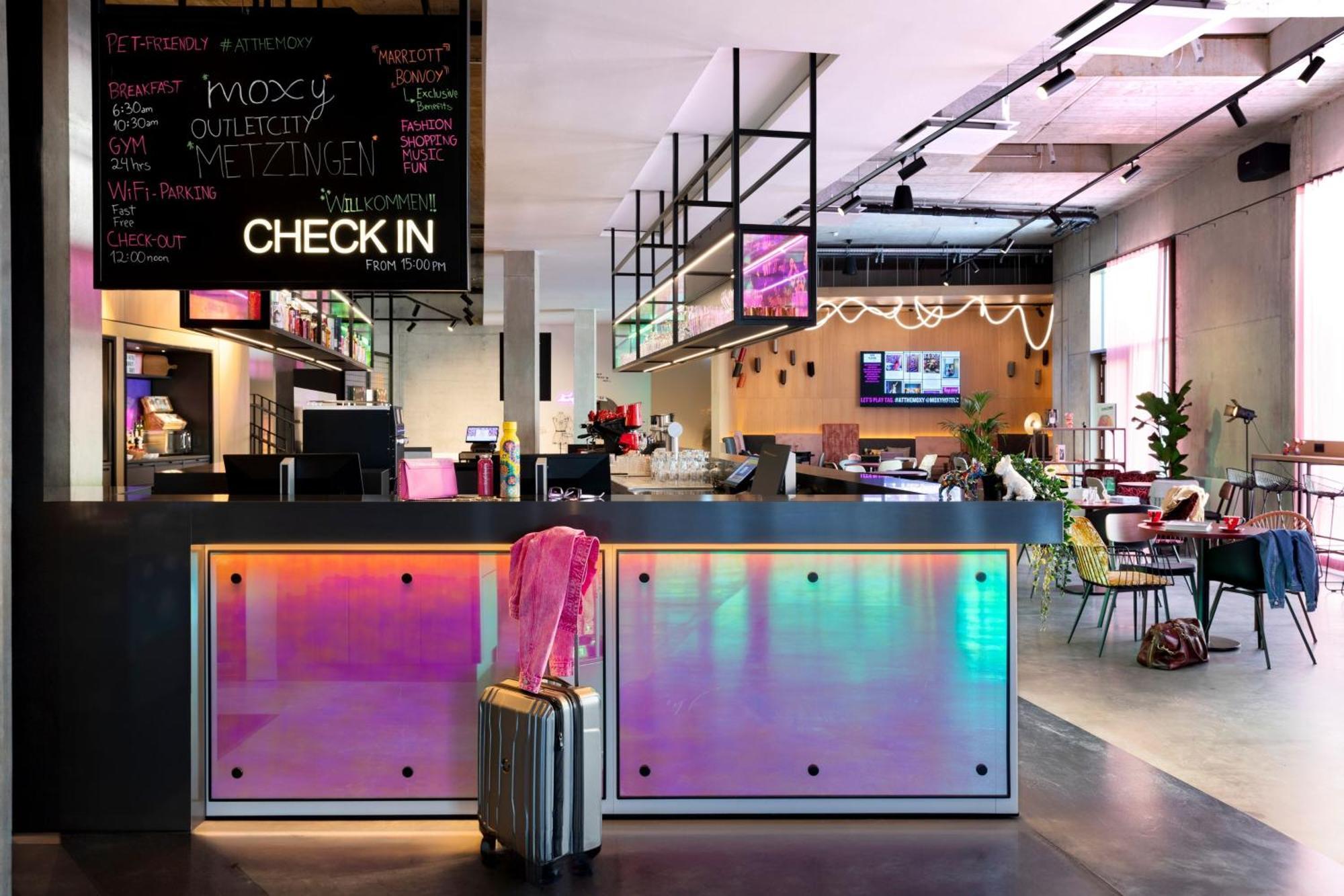 Moxy Outletcity Metzingen メッツィンゲン エクステリア 写真